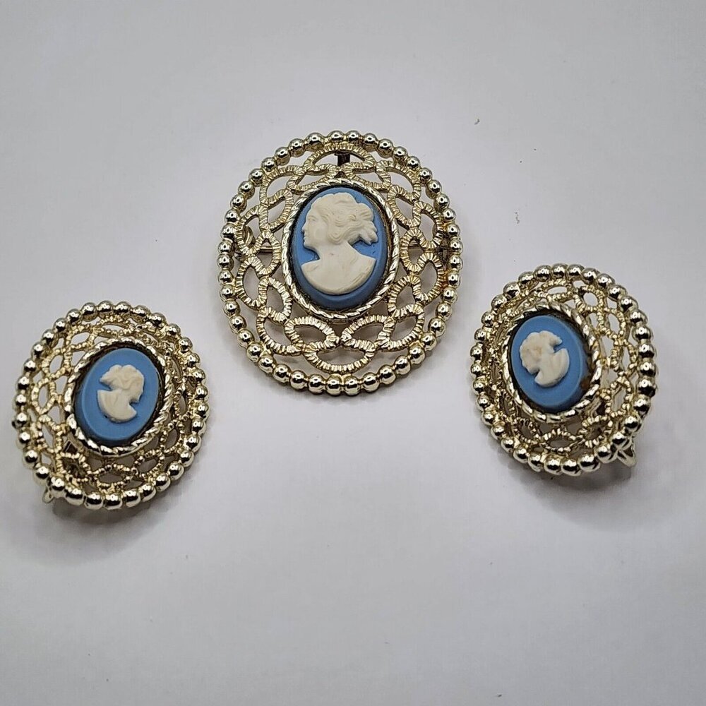 Vintage Sarah Coventry Blue Cameo Brooch Pendant & Clip On Earrings Silver Tone